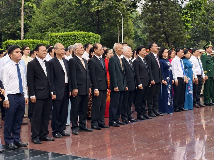 Lãnh đạo TP.HCM dâng hương tưởng nhớ Chủ tịch Hồ Chí Minh, các Anh hùng liệt sĩ - Ảnh 12.
