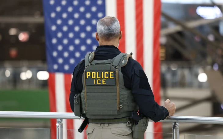 Mỹ sắp phát hành hộ chiếu in hình Tổng thống Trump kỷ niệm 250 năm lập quốc - Ảnh 2.