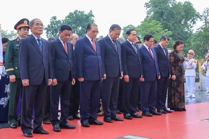 Lãnh đạo Đảng, Nhà nước vào lăng viếng Chủ tịch Hồ Chí Minh nhân dịp 30-4 - Ảnh 3.