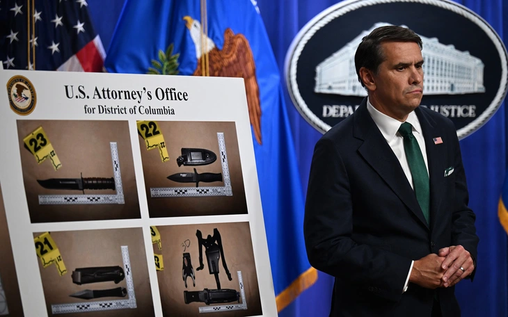 Ông Trump nổi giận vì bà Melania bị gọi là 'góa phụ' - Ảnh 2.