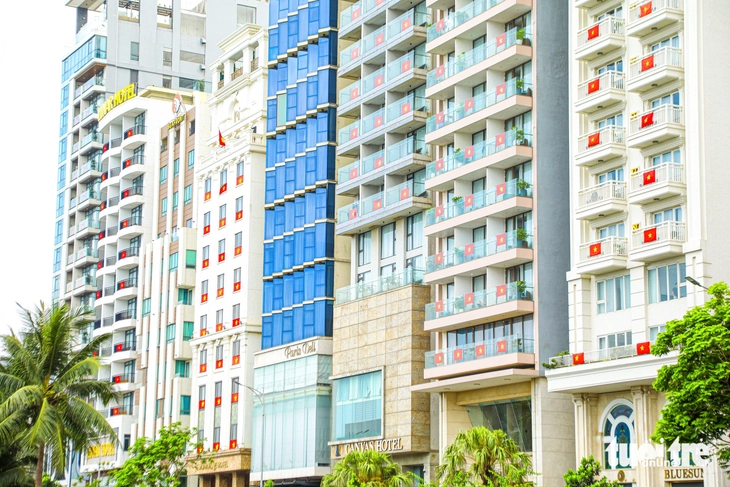 Giới trẻ Đà Nẵng nô nức diện áo dài, duyên dáng chụp ảnh chào mừng lễ 30-4 - Ảnh 3.