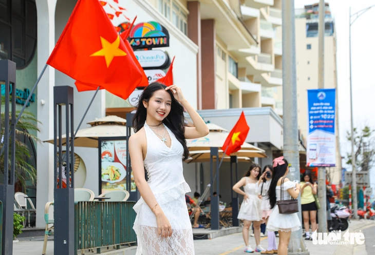 Giới trẻ Đà Nẵng nô nức diện áo dài, duyên dáng chụp ảnh chào mừng lễ 30-4 - Ảnh 8.