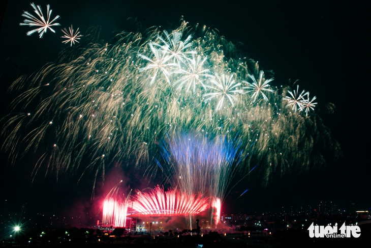 Người dân Hà Nội ‘săn chỗ’ để xem bắn pháo hoa tối 28-4 - Ảnh 1.