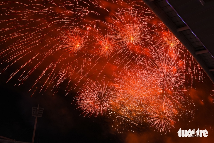 Pháo hoa đẹp mê li trên bầu trời Hà Nội trong đêm Âm vang Tổ quốc, mừng 51 năm ngày thống nhất - Ảnh 3.