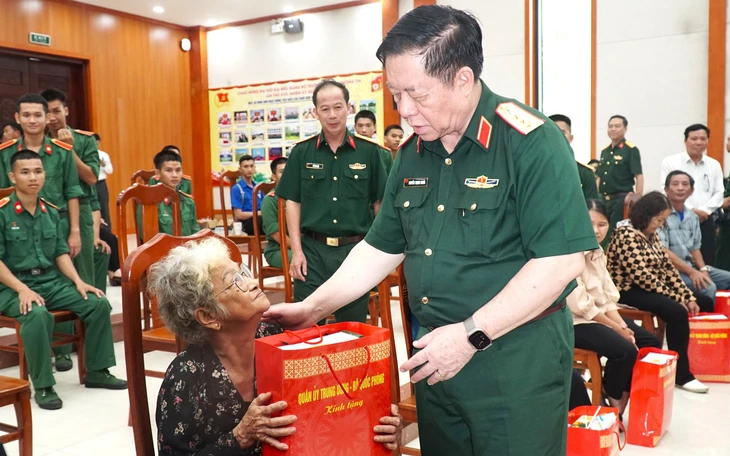 Ông Nguyễn Thanh Nghị thăm, tặng quà gia đình chính sách, công nhân khó khăn ở Quảng Ngãi - Ảnh 4.