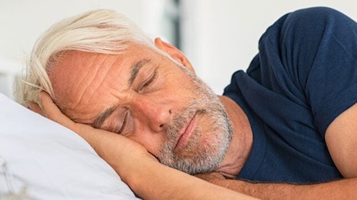Ngủ trưa ở người lớn tuổi: tín hiệu cảnh báo sức khỏe - Ảnh 1.