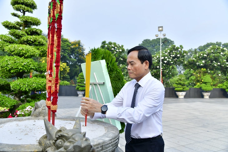 Lãnh đạo TP.HCM dâng hương tưởng nhớ Chủ tịch Hồ Chí Minh, các Anh hùng liệt sĩ - Ảnh 2.