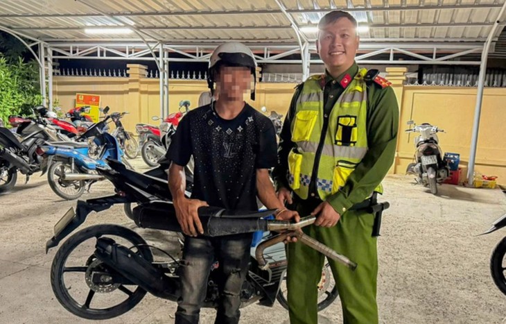 Công an đổi gạo lấy pô xe độ chế - Ảnh 1.