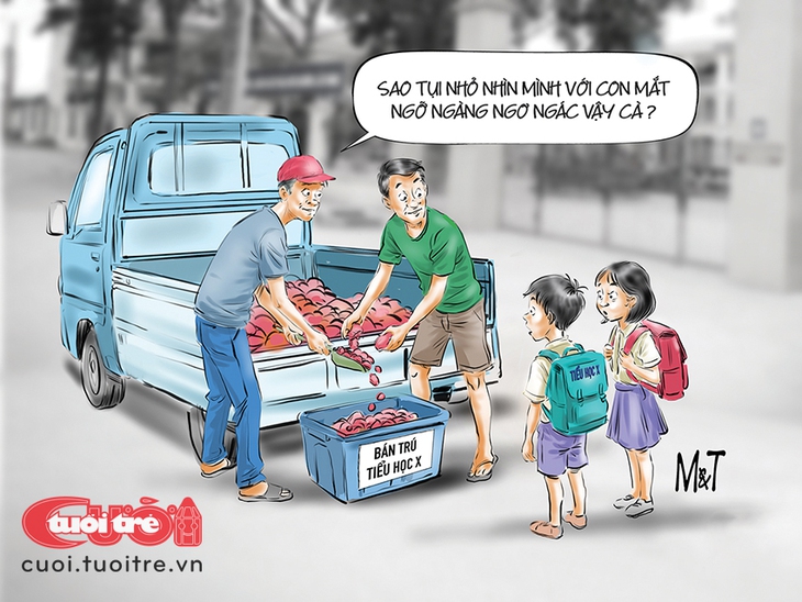 Lũ trẻ ngơ ngác vì không biết mấy chú đang làm gì với suất ăn của mình - Ảnh 1.