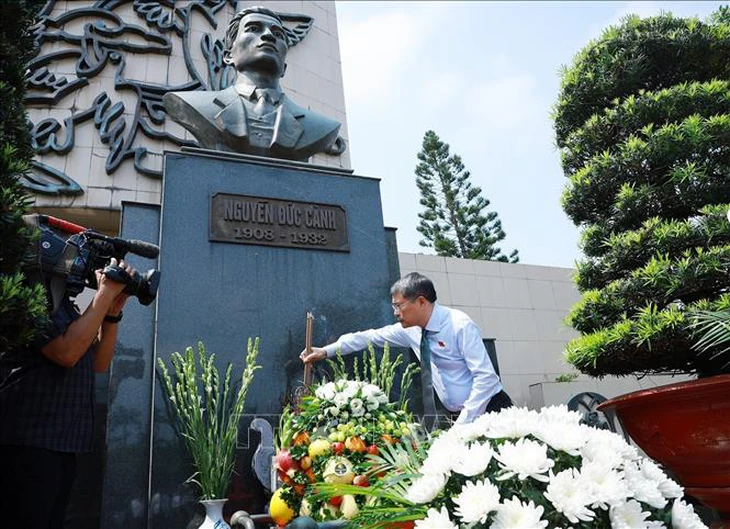 Thủ tướng dâng hương tưởng niệm các Anh hùng liệt sĩ thành phố Hải Phòng - Ảnh 4.