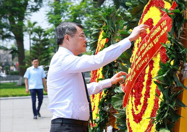 Thủ tướng dâng hương tưởng niệm các Anh hùng liệt sĩ thành phố Hải Phòng - Ảnh 2.