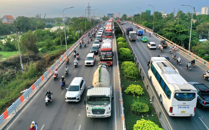 Người dân tiếp tục rời TP.HCM sáng 30-4, cửa ngõ phía Tây ùn tắc - Ảnh 16.