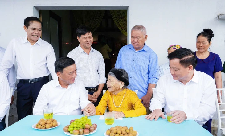 Thường trực Ban Bí thư Trần Cẩm Tú dâng hương tưởng niệm Chủ tịch Hồ Chí Minh - Ảnh 3.