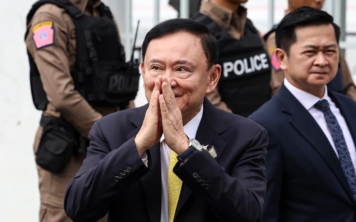 Ông Thaksin ra tù trong sự chào đón của người ủng hộ - Ảnh 5.