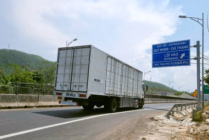 Ngày đầu thông xe cao tốc từ Quảng Ngãi tới hầm Cù Mông: Lượng xe chưa nhiều - Ảnh 3.