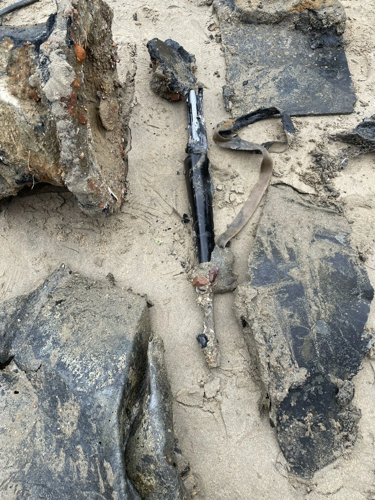 Trục vớt xác xe tăng trên biển Quy Nhơn, phát hiện thêm nhiều súng đạn cũ, hư hỏng - Ảnh 3.