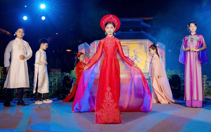Huế đông nghịt du khách du lịch, di tích cố đô chạm ngưỡng kỷ lục bán vé - Ảnh 2.