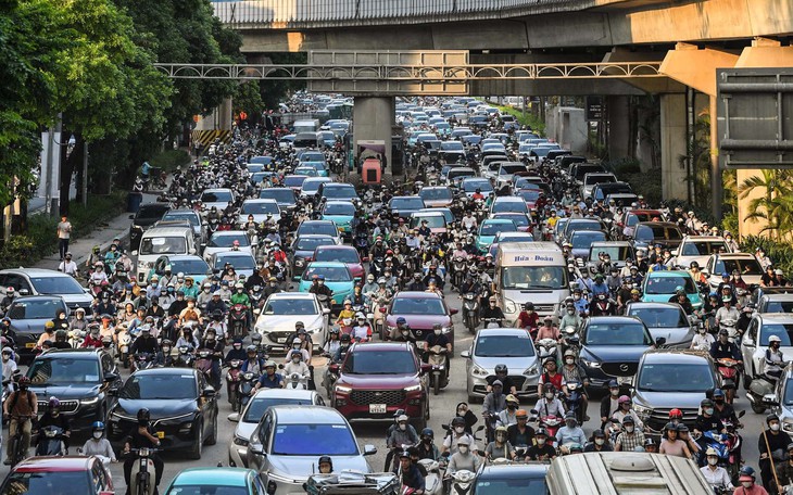 Đường ra cao tốc phía nam Hà Nội ùn tắc từ sáng sớm, nhiều người chọn đi du lịch dịp lễ - Ảnh 9.