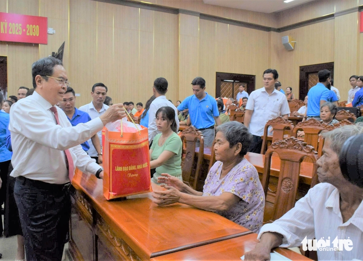 Chủ tịch Quốc hội Trần Thanh Mẫn tặng 200 phần quà cho gia đình chính sách tại Rạch Giá - Ảnh 2.