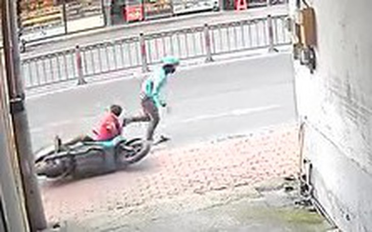 Bắt đôi nam nữ dùng dao cướp tiệm vàng ở Hà Tĩnh - Ảnh 2.