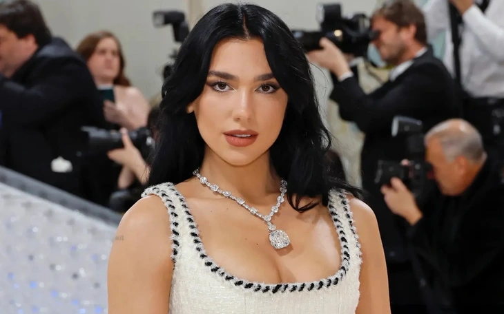 9 bộ cánh gây tranh cãi nhất lịch sử Met Gala - Ảnh 1.