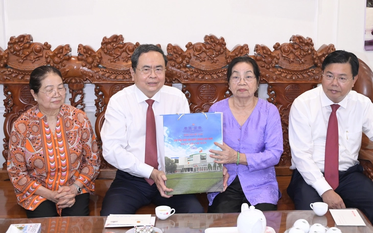 Ông Nguyễn Thanh Nghị thăm, tặng quà gia đình chính sách, công nhân khó khăn ở Quảng Ngãi - Ảnh 2.