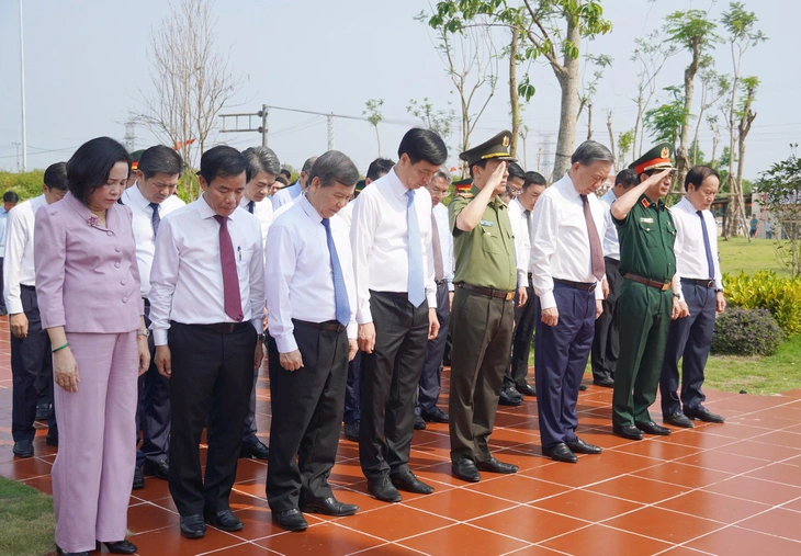 Tổng Bí thư, Chủ tịch nước Tô Lâm dâng hương tưởng niệm Đại tướng Võ Nguyên Giáp - Ảnh 4.