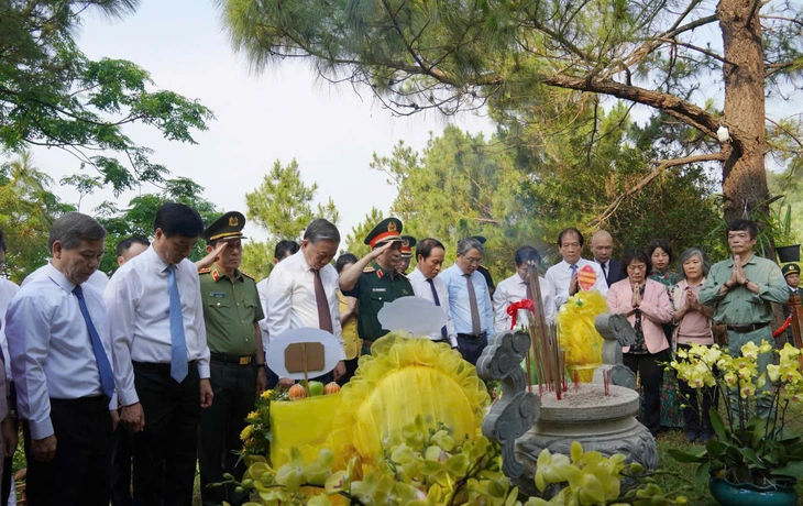 Tổng Bí thư, Chủ tịch nước Tô Lâm dâng hương tưởng niệm Đại tướng Võ Nguyên Giáp - Ảnh 2.