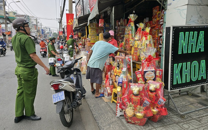 Quản lý vỉa hè ở TP.HCM: Xử phạt là ‘biện pháp cuối cùng’ - Ảnh 2.