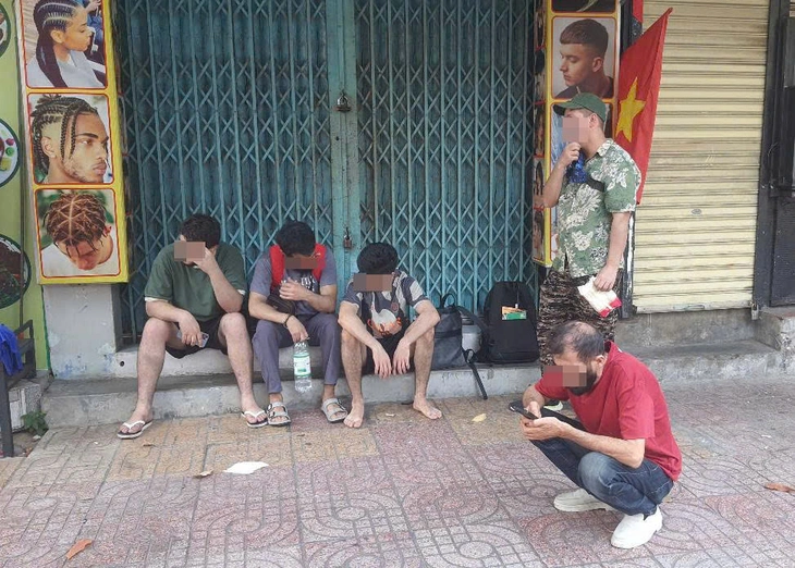 Cháy nhà hàng ở trung tâm Nha Trang, 5 người nước ngoài thoát nạn - Ảnh 2.