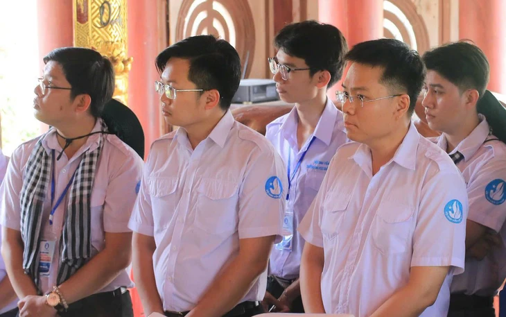 Sinh viên TP.HCM mang 'khu rừng phép màu' bằng kịch, ảo thuật đến em nhỏ khó khăn - Ảnh 9.