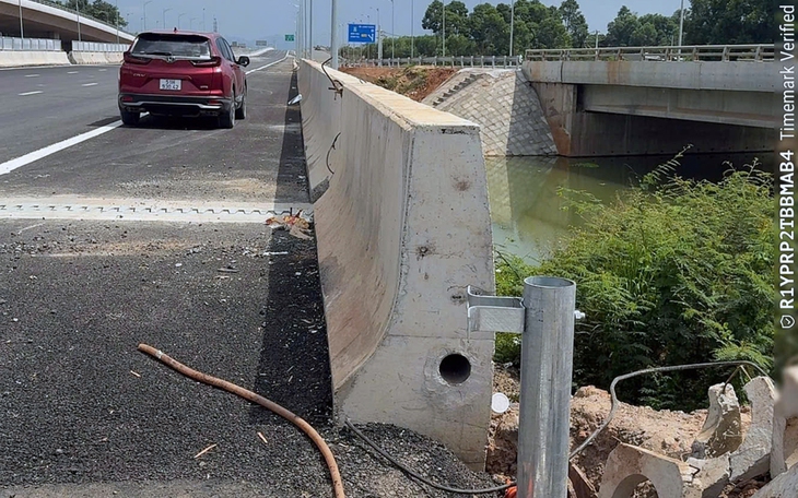 Thêm vụ cắt trộm cáp điện trên cao tốc Bến Lức – Long Thành, công an bắt giữ 2 nghi phạm - Ảnh 2.