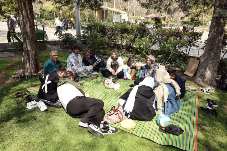 Người dân Tehran vẫn dã ngoại, nướng thịt bất chấp ông Trump đe dọa 'đưa Iran về thời đồ đá' - Ảnh 3.