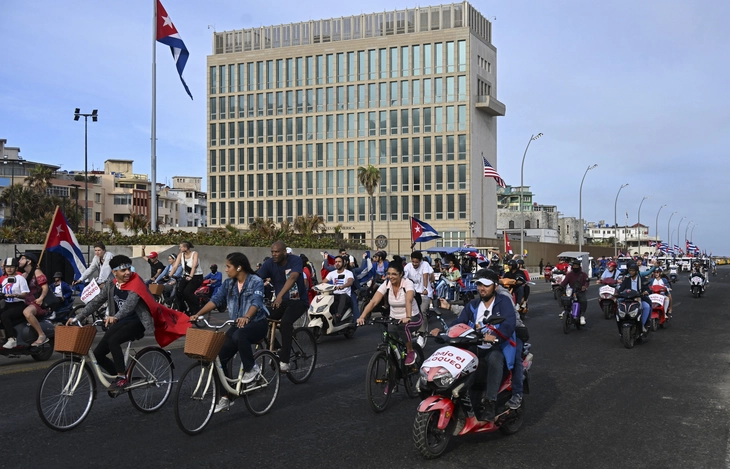 Người dân Cuba tuần hành phản đối lệnh cấm vận của Mỹ, vẫn để ngỏ đối thoại - Ảnh 3.