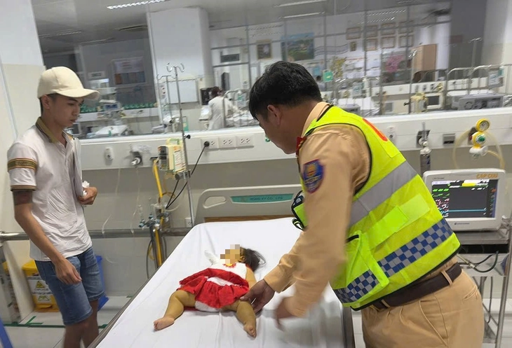 Cảnh sát giao thông dùng xe đặc chủng đưa người bị tai biến nặng, bé gái bị co giật đi cấp cứu - Ảnh 3.