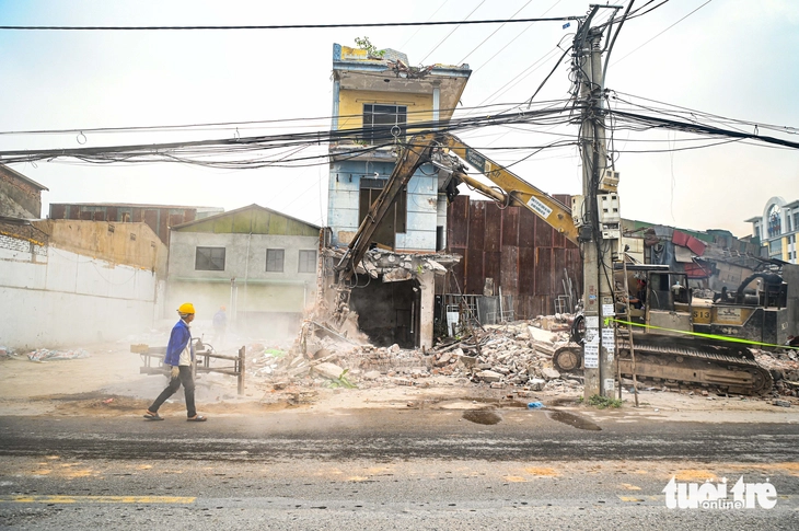 Người dân tất bật di dời, bàn giao mặt bằng mở rộng tuyến đường nối 3 vành đai ở Hà Nội - Ảnh 3.