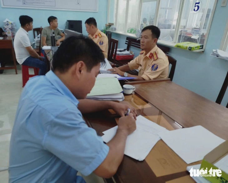 ngược chiều - Ảnh 2.