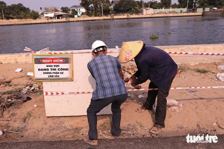 Cắm rào, dựng biển cảnh báo dọc kênh Tham Lương sau phản ánh tụ tập đông người - Ảnh 1.