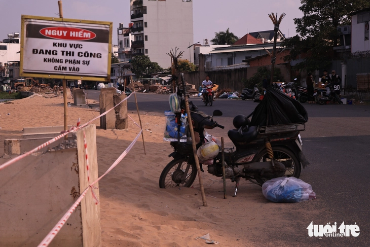 Cắm rào, dựng biển cảnh báo dọc kênh Tham Lương sau phản ánh tụ tập đông người - Ảnh 2.