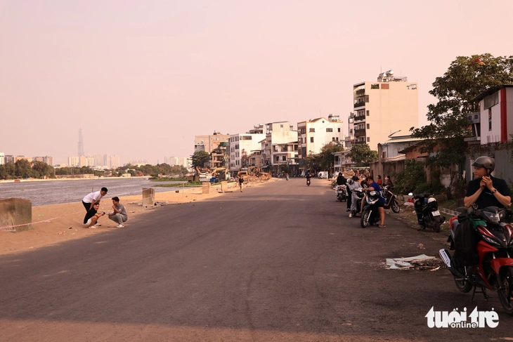 Cắm rào, dựng biển cảnh báo dọc kênh Tham Lương sau phản ánh tụ tập đông người - Ảnh 3.