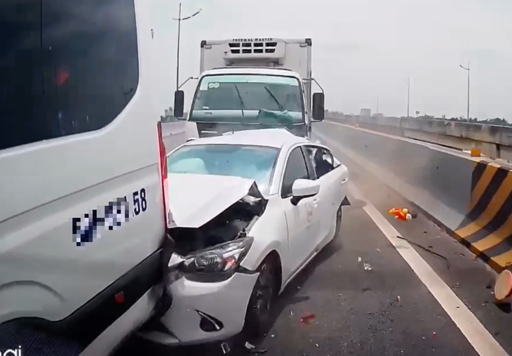 Hai vụ tai nạn nối tiếp, cao tốc TP.HCM - Trung Lương ùn ứ kéo dài - Ảnh 2.