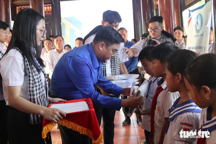 Sinh viên TP.HCM về thăm các di tích lịch sử ở Nghệ An - Ảnh 4.