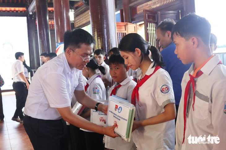 Sinh viên TP.HCM về thăm các di tích lịch sử ở Nghệ An - Ảnh 5.