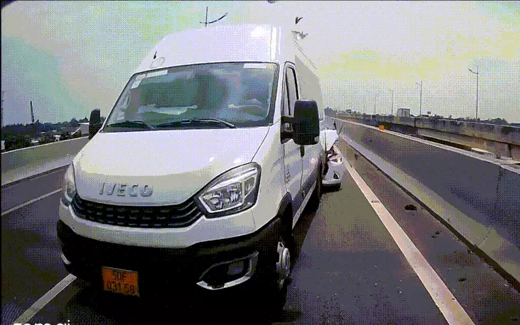 Ùn ứ giao thông sau va chạm liên hoàn trên QL26, 12 ô tô hư hỏng - Ảnh 3.