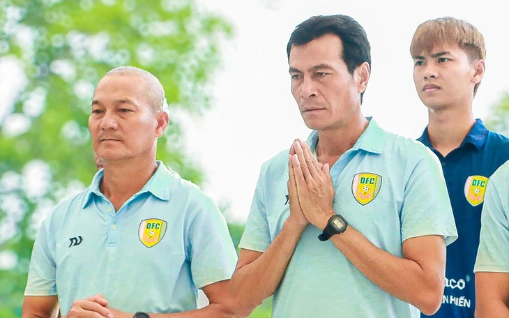 Thủ môn nhập viện, gãy xương gò má ở sân Cao Lãnh - Ảnh 3.