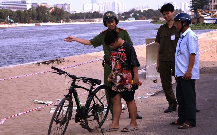 Thêm một bờ kè không rào chắn ở TP.HCM người dân tập trung đông, địa phương nêu giải pháp - Ảnh 7.