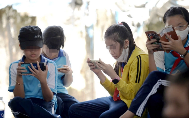 Chóng mặt, buồn nôn, mệt mỏi... vì dùng điện thoại - Ảnh 2.