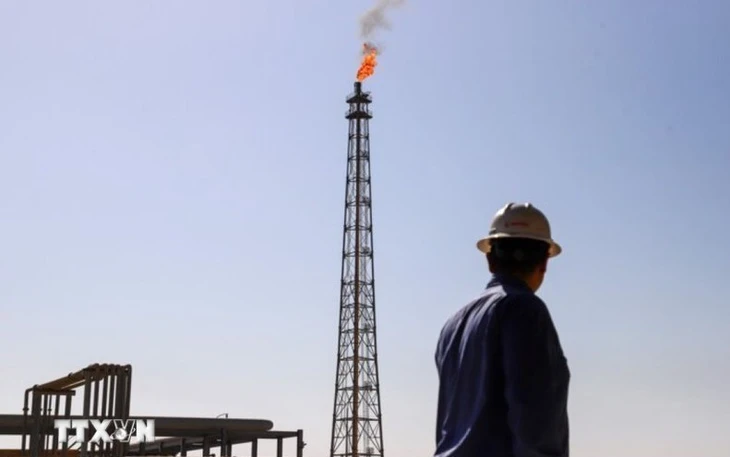 Đọc nhanh 8-4: Giá dầu sụt rất mạnh, vàng bạc 'bay phấp phới', chứng khoán ra sao? - Ảnh 2.