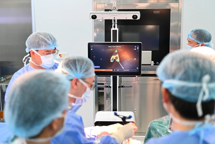 Người phụ nữ ở Đà Nẵng được robot hỗ trợ thay khớp gối, hồi phục sau 3 giờ - Ảnh 2.