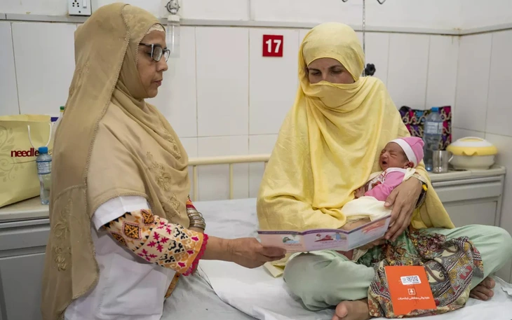 TP.HCM nắng nóng, nhiệt độ thực tế cao hơn dự báo: Ảnh hưởng toàn diện sức khỏe - Ảnh 2.